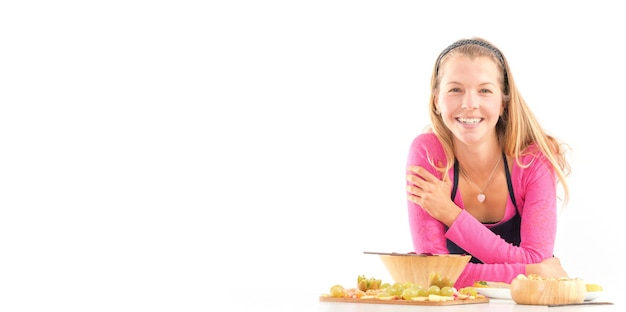 Uśmiechnięta osoba przy stole